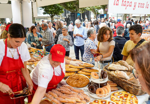 Os panadeiros de Carral, a pleno rendemento para despachar máis de 12.000 racións na XLVII Festa dá Empanada